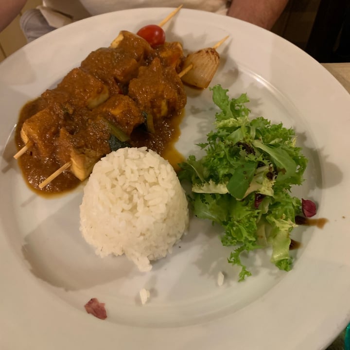photo of Tulsi Vegan Restaurant Pinchos De Seitan Con Arroz Basmati shared by @helenpfuertes on  21 Jul 2022 - review