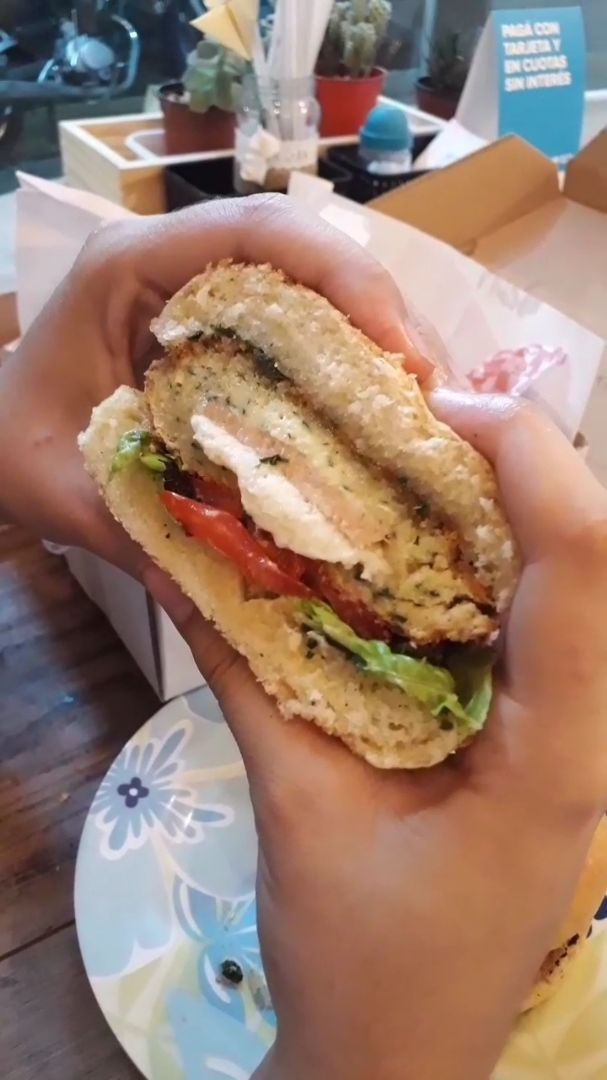 review photo of Pizza Who? Empanadas and Pizzas Premium Sándwich de milanesa rellena de quesofu y jamón vegetal con lechuga tomate y papas fritas shared by @plagaa on 24 Nov 2019 - review
