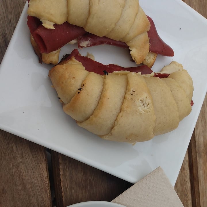 photo of Café Don Simón Medialunas de jamón y queso veggie shared by @miagiem on  31 May 2021 - review