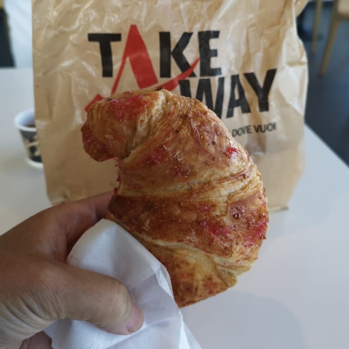 photo of Autogrill Croissant ai frutti di bosco shared by @stephilosopher on  11 Jul 2021 - review