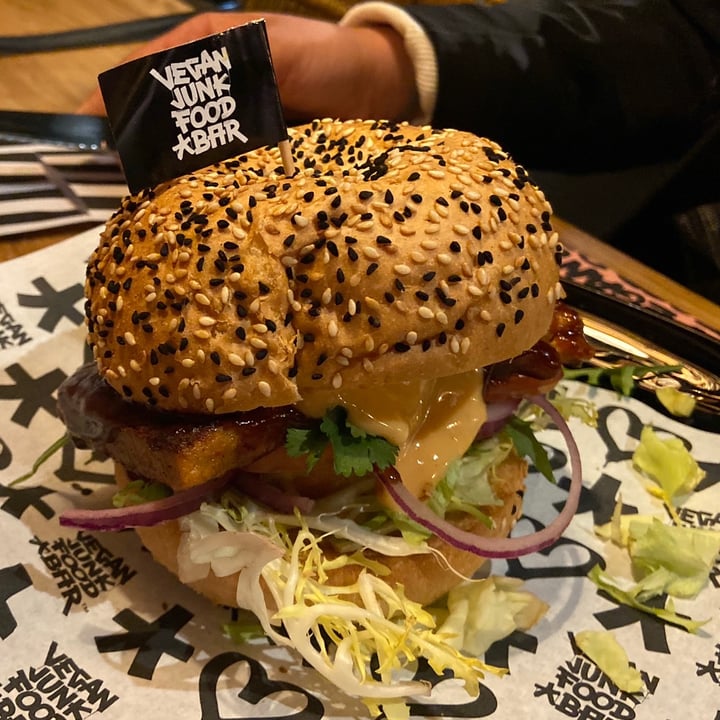 photo of Vegan Junk Food Bar Heppi ribs burger shared by @isabelaferreiro on  15 Mar 2021 - review