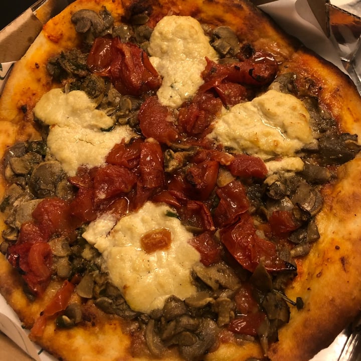 photo of Salvi Café e Cozinha Pizza Trufada vegana Napolitana shared by @leticiaaurich on  30 Nov 2021 - review