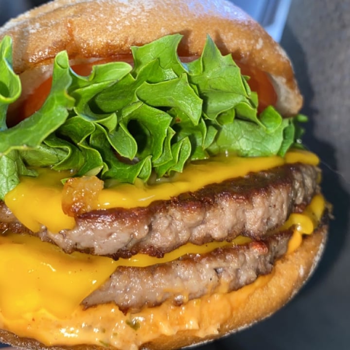 photo of Monty's Good Burger Double cheese burger shared by @carolinacorvera on  23 May 2021 - review