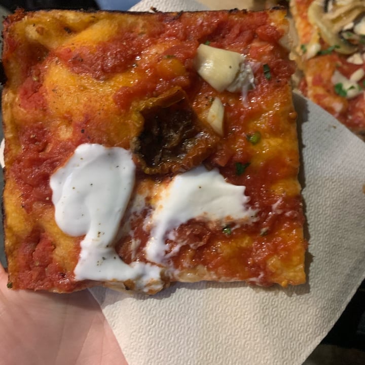 photo of IL LOCA Pizza a Taglio Rossa carciofi e pomodori secchi shared by @martachatnoir92 on  28 Apr 2022 - review