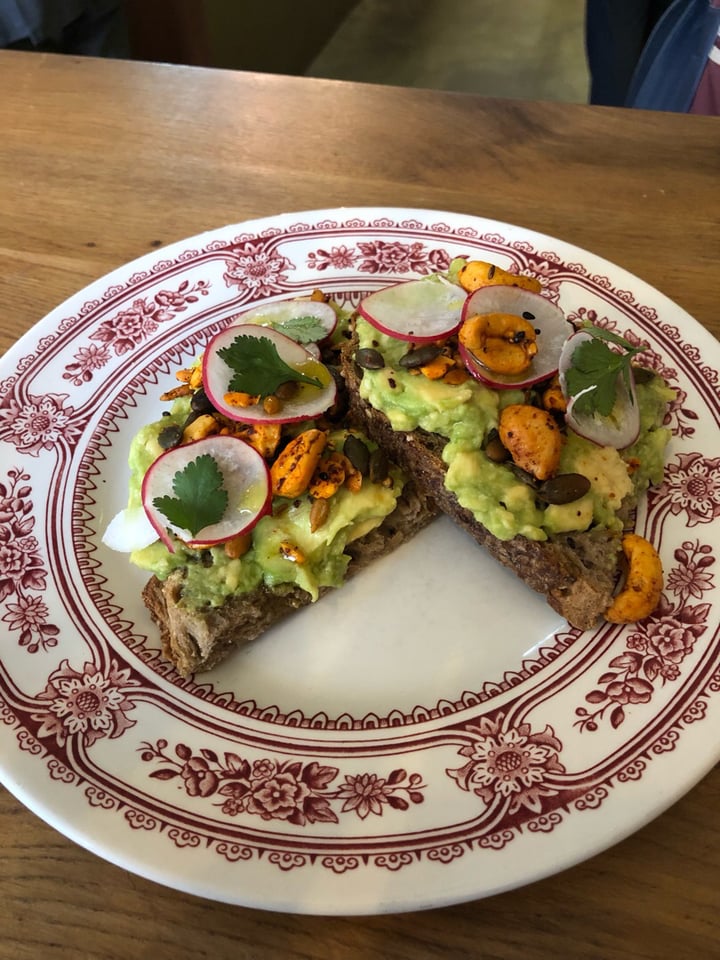 photo of La Colectiva Café Smashed avocado toast with Dukkah shared by @jeromeucla on  19 Feb 2019 - review
