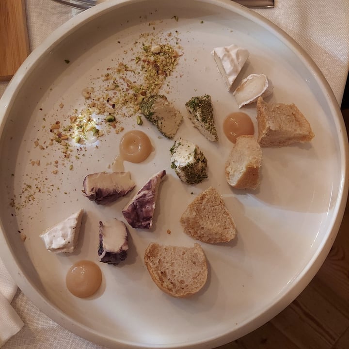 photo of Osteria Casa Mia di Dri Walter Degustazione di formaggi di anacardi shared by @dargina90 on  09 May 2022 - review