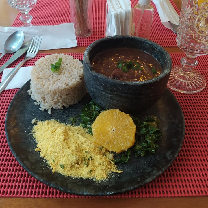 photo of Verdi Alimentação Natural São Paulo Feijoada de Cogumelos, farofa, arroz integral, laranja shared by @carolromao on  18 May 2022 - review