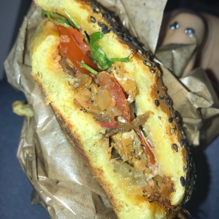 photo of Pomme de Pain Vegan burger shared by @lxsa on  25 Nov 2020 - review