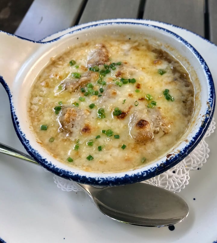 photo of Nic's On Beverly French Onion Soup shared by @citybythbayvegan on  14 Jul 2019 - review