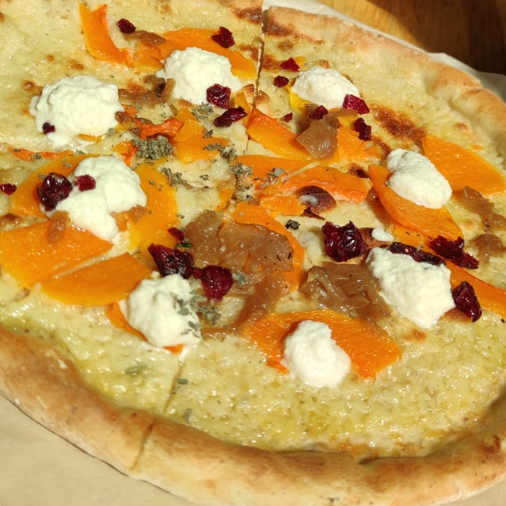 review photo of True Food Kitchen Butternut squash pizza shared by @iserranosev on 15 May 2022 - review