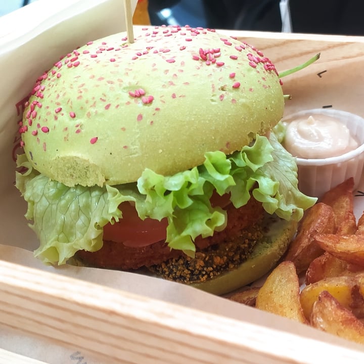 photo of Flower Burger Elf burger shared by @bratkart0ffel on  04 Jan 2022 - review