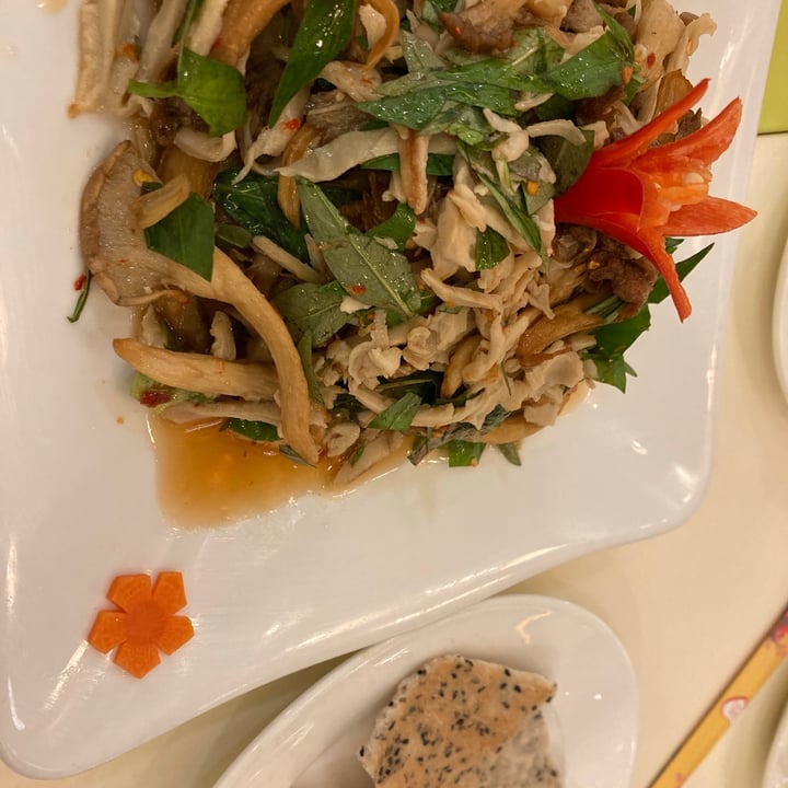 photo of Loving Hut Hoa Dang Hoa Dang salad shared by @gggoveggie on  27 Aug 2020 - review