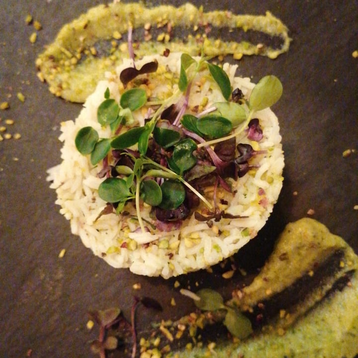 review photo of Beauty Bar Arona Ristorante e cocktail bar riso con crema di zucchine, pistacchio e micro ortaggi shared by @athena111 on 29 Sep 2022 - review