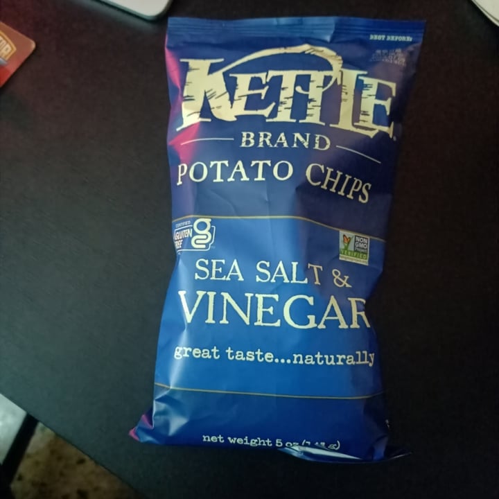 photo of Kettle chips Kettle Chips Sea Salt & Vinegar shared by @skootykoots on  01 Apr 2022 - review