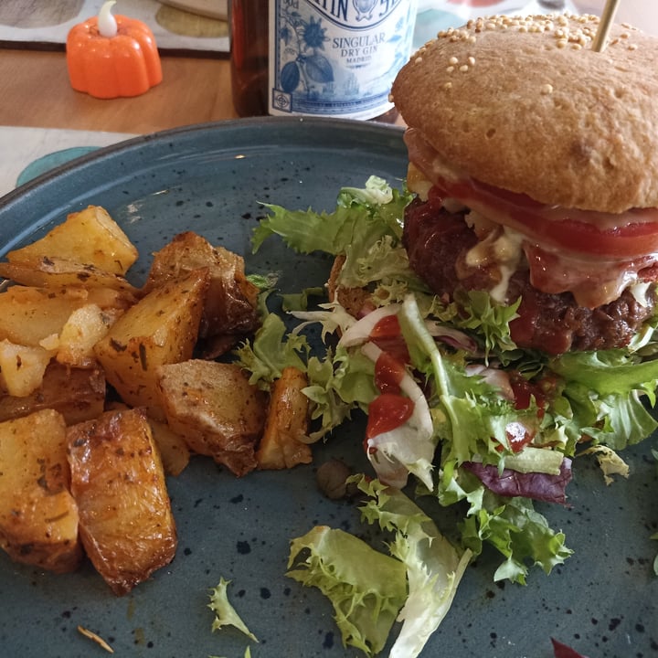 photo of Cookaluzka Hamburguesa americana shared by @trajkovskagutierrez on  30 Oct 2022 - review