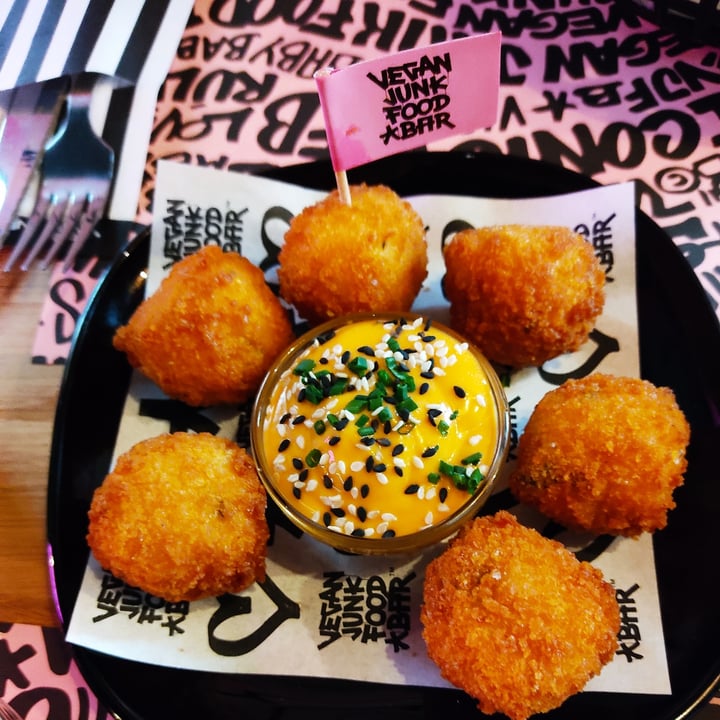 photo of Vegan Junk Food Bar Mac & cheeze balls shared by @paquitorres on  25 Apr 2021 - review