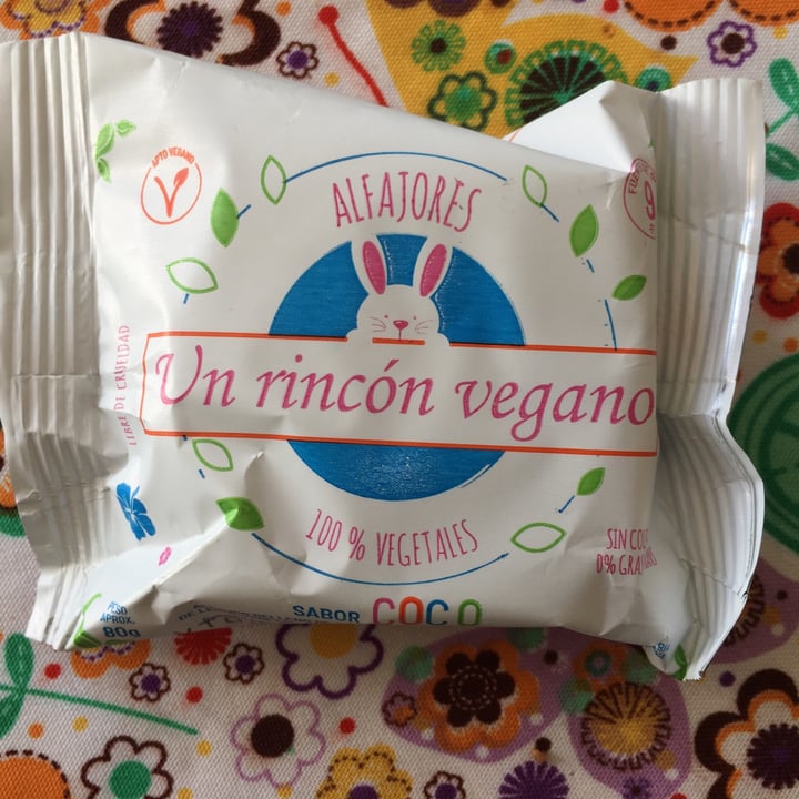 photo of Un Rincón Vegano Alfajor de Coco shared by @row on  14 Sep 2021 - review