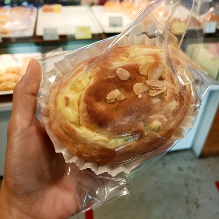 photo of Almond Bakery (Vegetarian) Lemon Cream Bun shared by @yamspotatoes on  12 Sep 2020 - review