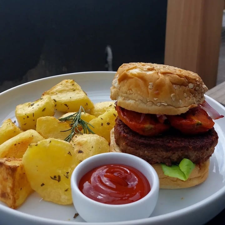 photo of Fika Beyond Burguer shared by @victoriiiame on  05 Apr 2022 - review