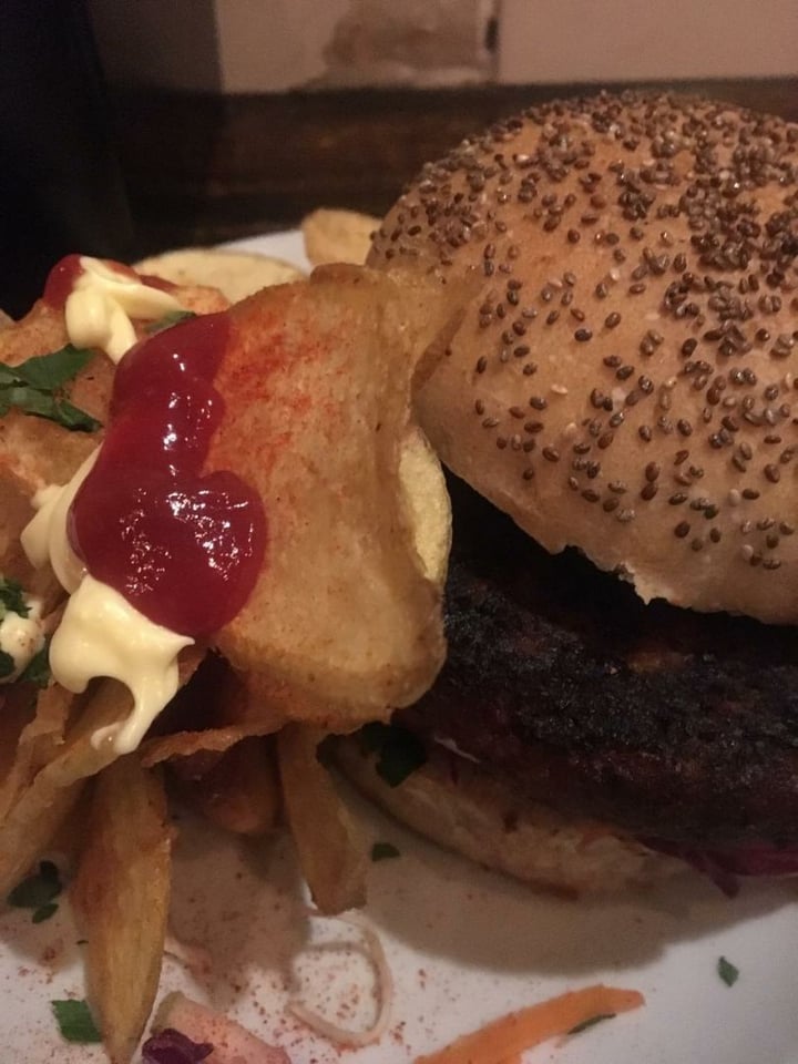 review photo of El Banco Rojo Hamburguesa de falafel con papas shared by @mariaagustinao on 26 Aug 2019 - review