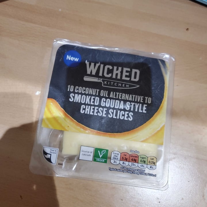 photo of Wicked 10 Smoked Gouda Style Cheese Slices shared by @ellefinnica on  23 Nov 2022 - review