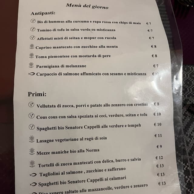 Photo of the dish “Via di hummus alla curcuma, rapa rossa e chips di mais”