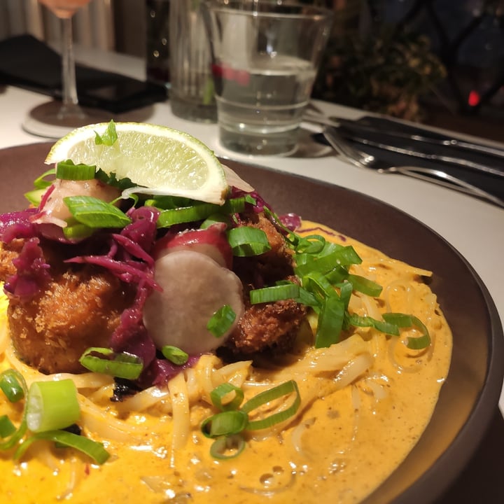 photo of Vegan Restoran V Crispy breaded cauliflower in slightly spicy curry sauce with rice noodles shared by @elisaholmes on  28 Nov 2021 - review