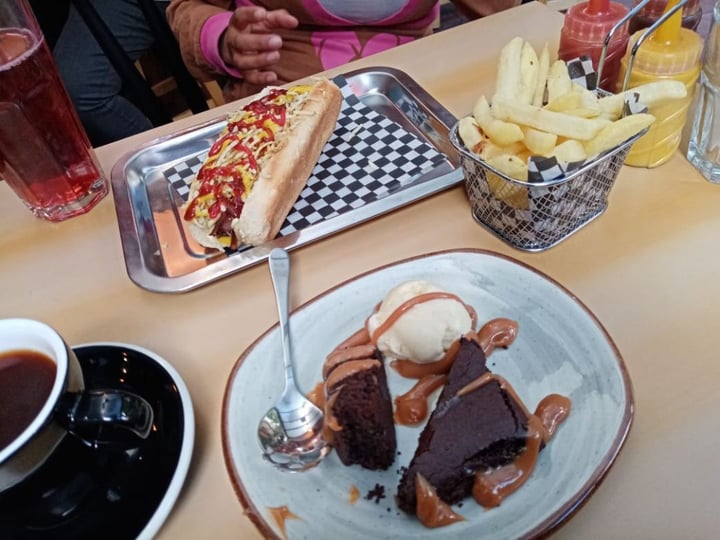photo of Cafe Leon Interior 6 Local 3 Paseo Del Faro Perro y Brownie con Helado shared by @drpaulavet on  28 Aug 2019 - review