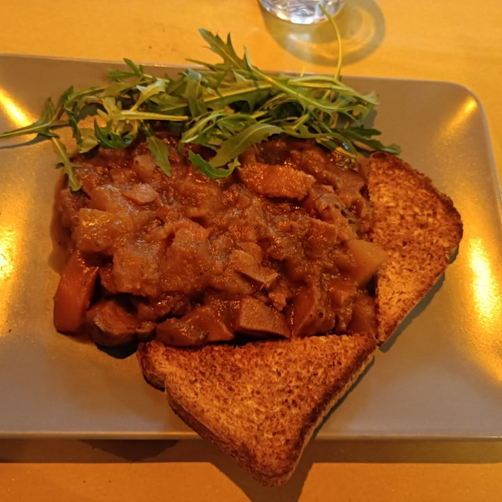 photo of Il Vegano - Firenze Gulasch di seitan, con patate, funghi porcini e carote shared by @friedmandriver on  11 Feb 2022 - review