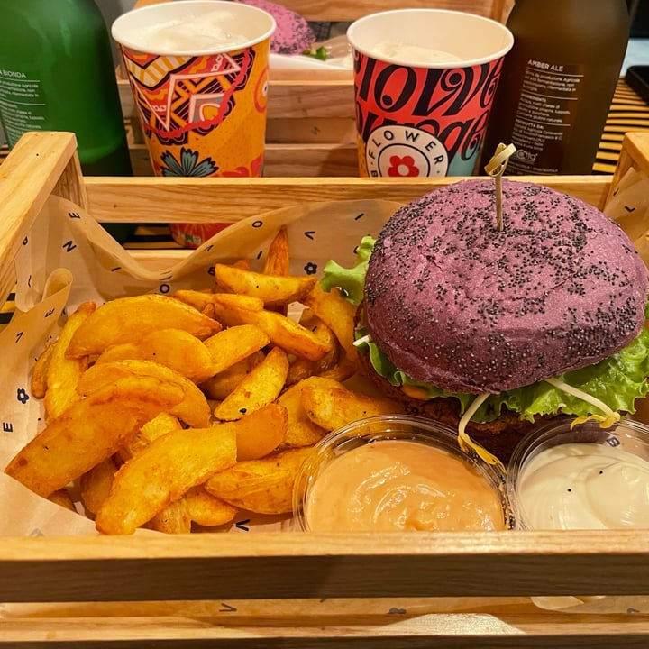 photo of Flower Burger Flower Burger shared by @napoleonegiulia on  21 Apr 2022 - review