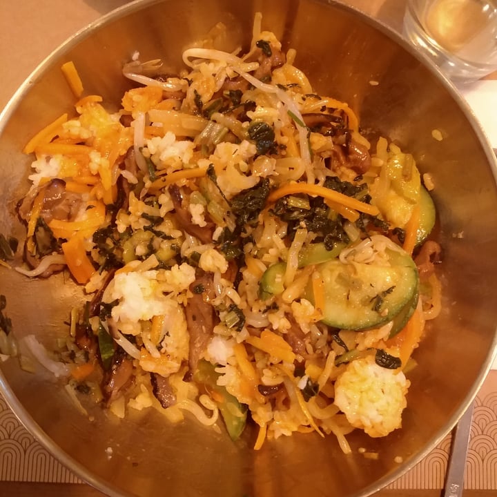 review photo of Una Canción Coreana 향가 Arroz Con Vegetales Y Hongos shared by @manucha10 on 03 Apr 2022 - review