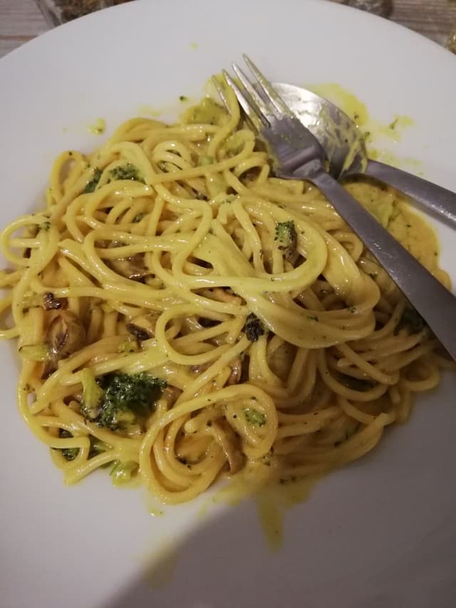 「Spaghetti mit Brokkoli und Pilzen」の料理の写真
