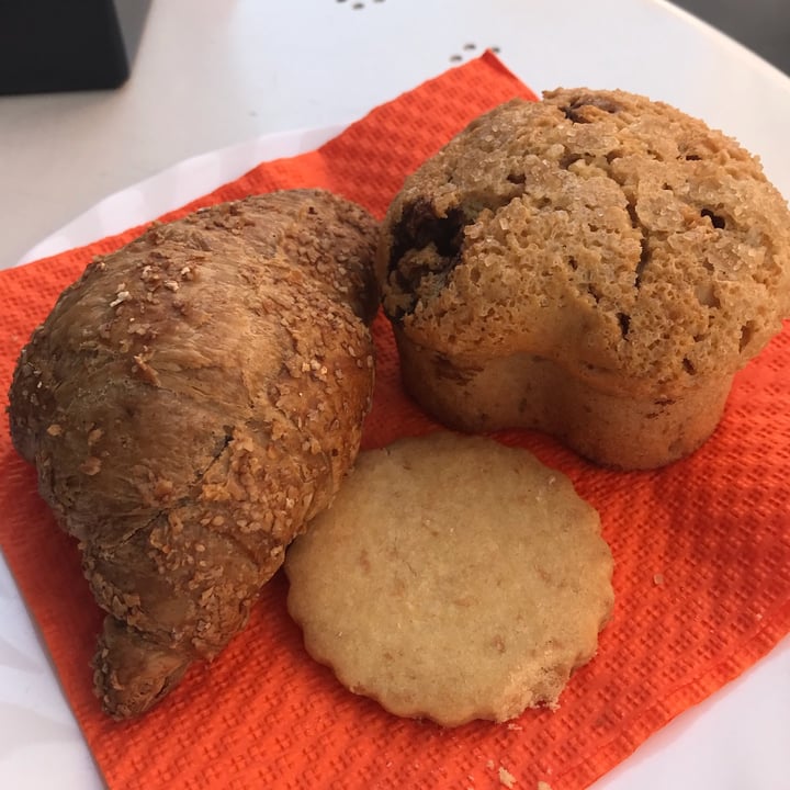 photo of Sorelle Fontebasso Patisserie cornetto, muffin, biscotti e cappucino vegan shared by @bebetta on  12 Jun 2022 - review