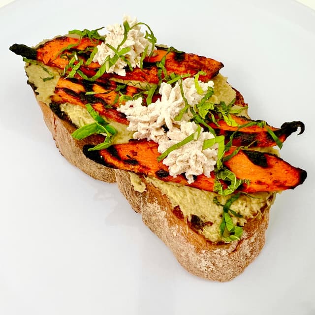 菜肴“Bruschetta with Artichoke Spread and Roasted Carrots”的照片