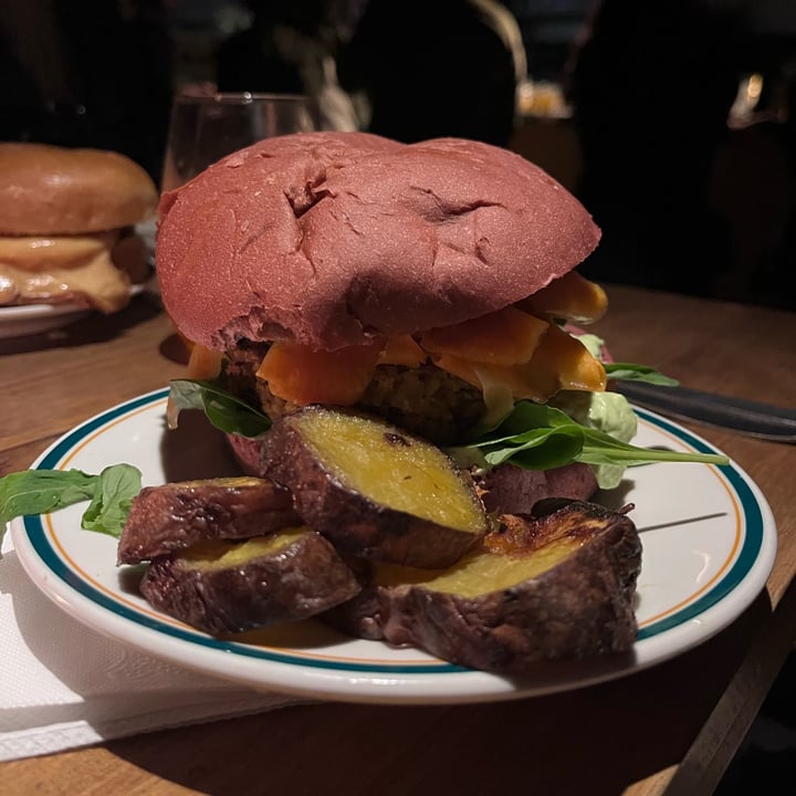review photo of Club Lucero hamburguesa de Tofu y Hongos Shitakes shared by @laritu on 22 Aug 2022 - review
