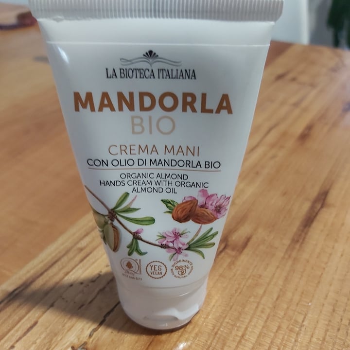 photo of la bottega italiana Crema mani Con Olio Di Mandorle Bio shared by @martaanna on  15 Apr 2022 - review