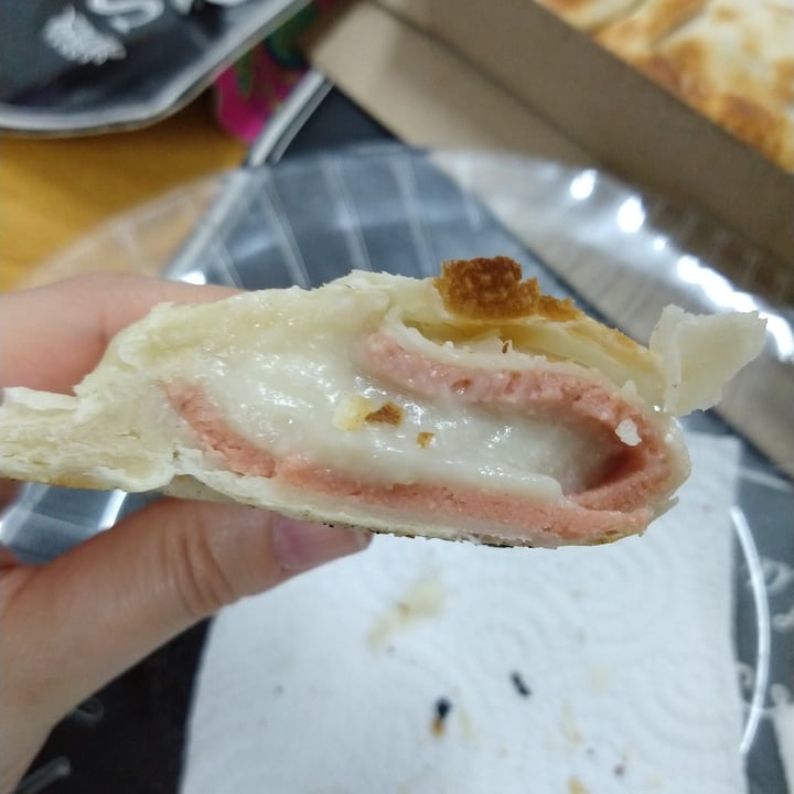 photo of Lontano Pizza Empanada De Jamón Y Queso shared by @maraf on  22 Nov 2020 - review