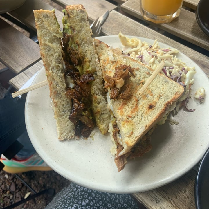 photo of Café Vegetal Sándwich pulled no-pork shared by @c3cilia on  13 Jun 2022 - review