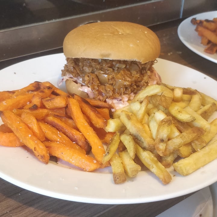 photo of Mooshies London Vegan Burger Bar Pulled Mooshie shared by @plumesworld on  02 May 2021 - review
