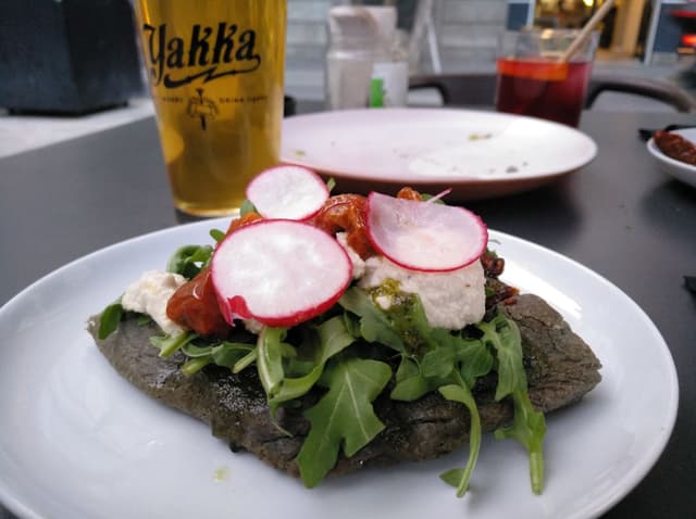 Photo of the dish “Focaccia de carbón activo”