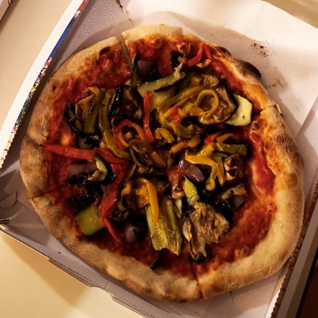 菜肴“Pizza rossa con verdure”的照片