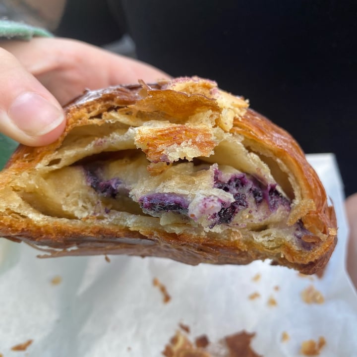photo of Honeytrap Bakery Almond & Blueberry Crossiant shared by @meganthevegetable on  25 Sep 2022 - review
