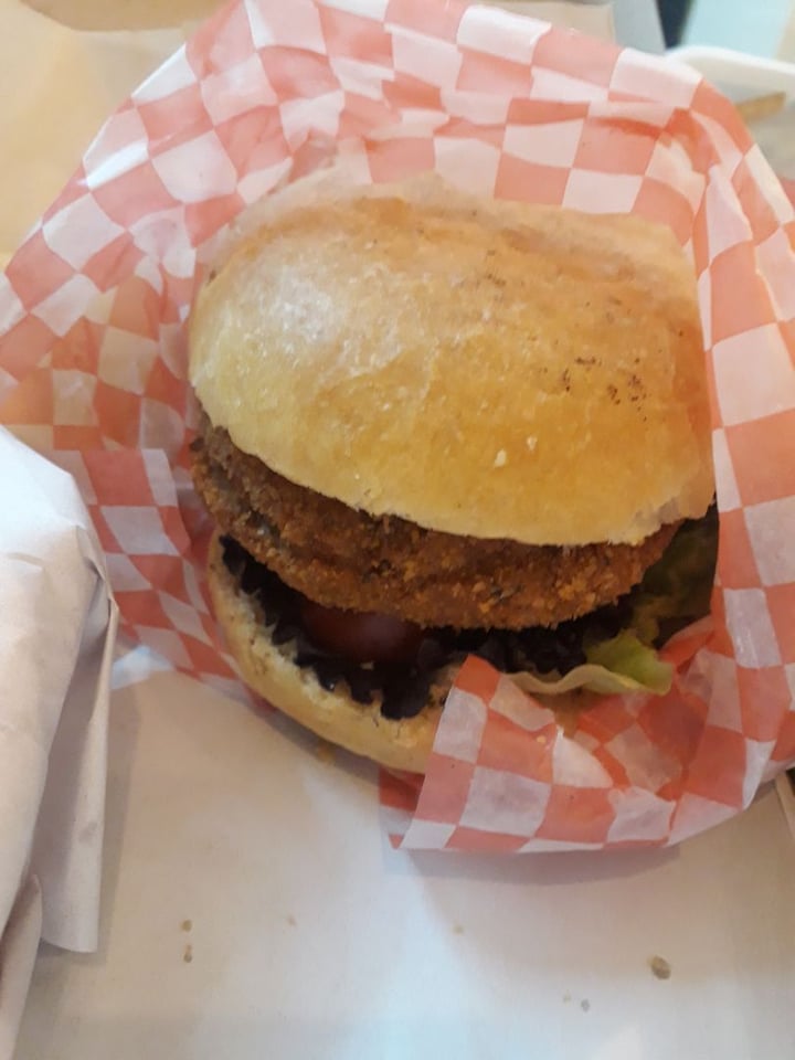 review photo of Pizza Who? Empanadas and Pizzas Premium Sándwich de milanesa rellena de quesofu y jamón vegetal con lechuga tomate y papas fritas shared by @plagaa on 24 Nov 2019 - review