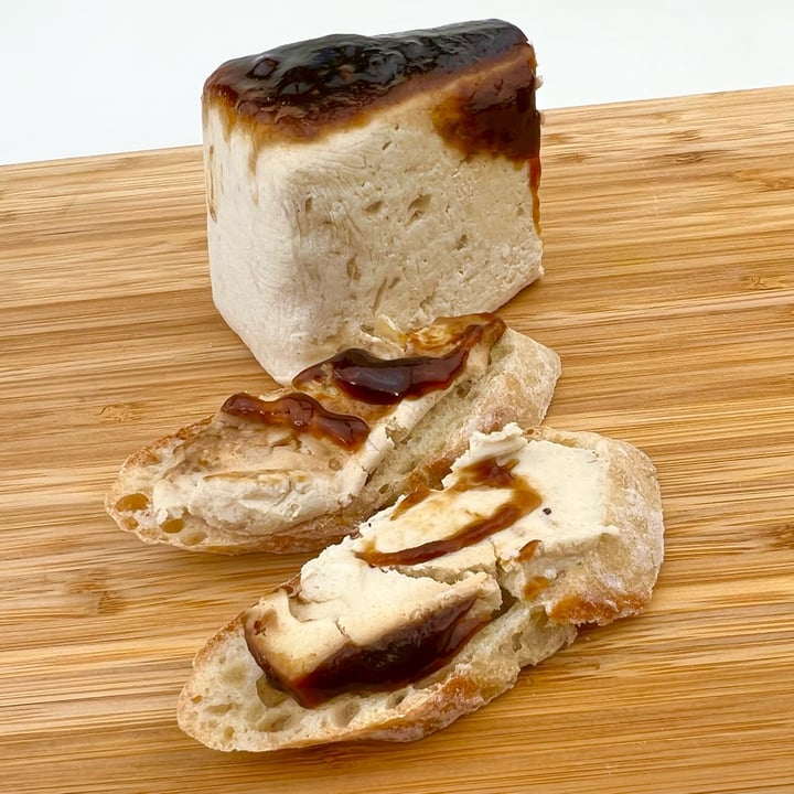 photo of Vtopian Artisan Cheeses Caramelized Onion Cultured Cashew Cheese shared by @pdxveg on  22 Apr 2022 - review