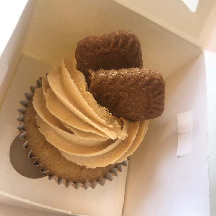 photo of Naked Bakery Gold glitter lotus cupcake shared by @lizzieatk on  07 Sep 2020 - review
