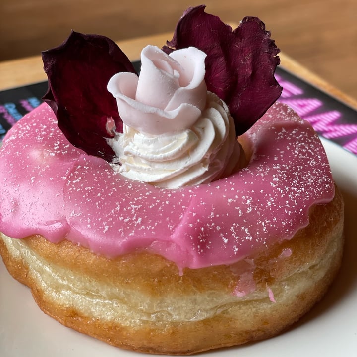 photo of Dreamwave Donuts Rose Donut shared by @liftsplantshine on  15 Dec 2021 - review