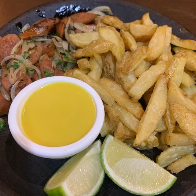Foto do prato “Linguiça acebolada com fritas”