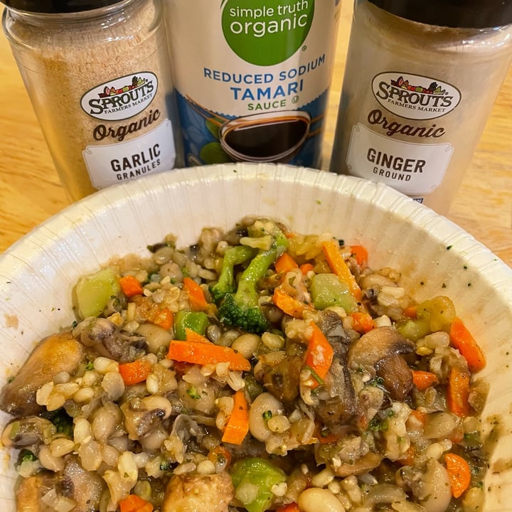 photo of Amy’s Amy’s Bowls - Brown Rice, Black-eyed Peas and Veggies shared by @veggietable on  05 Nov 2021 - review