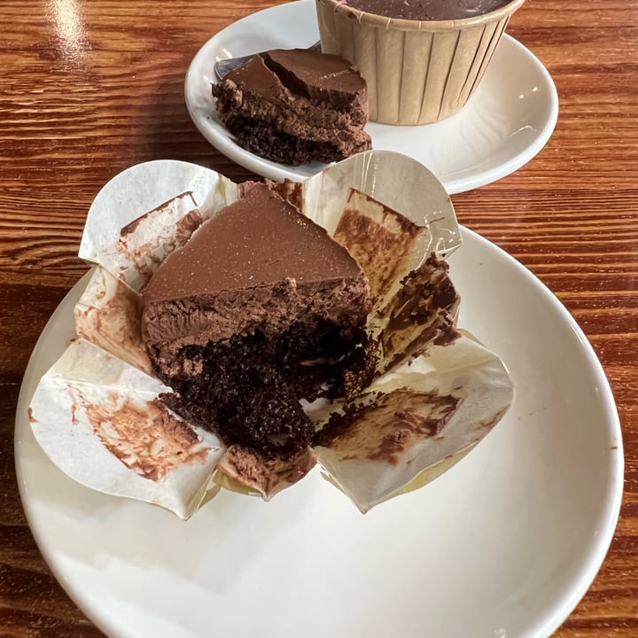 review photo of nomVnom Bistro ROA Midnight Petit Cake shared by @qmh on 15 Oct 2022 - review