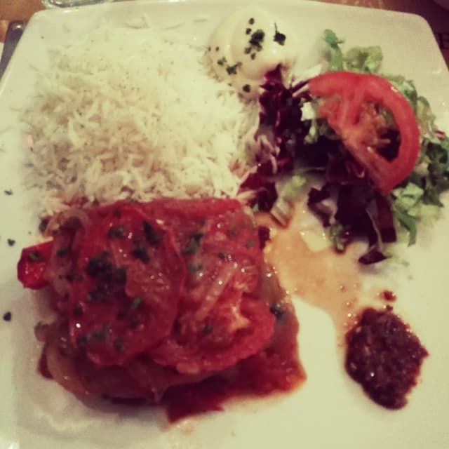 「"Parmigiana" Di Verdure Con Riso, Hummus E Insalata」の料理の写真